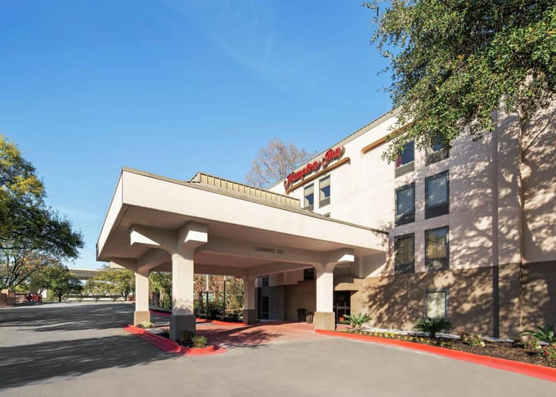 Hampton Inn Austin North — building