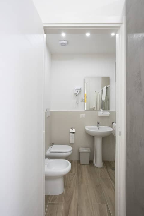 GIULY SUITES & ROOMS — bathroom