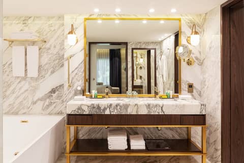 Le Meridien Dubai Hotel & Conference Centre — bathroom