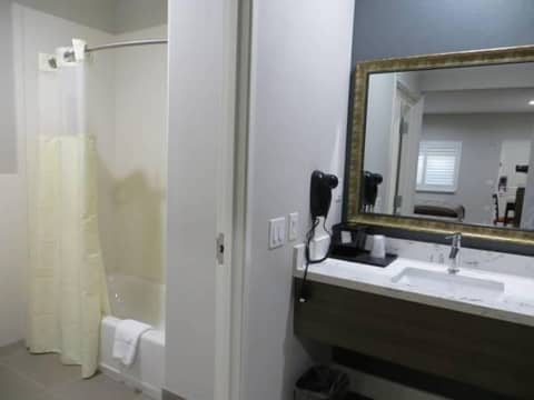 Grand Villa Inn and Suites Westchase/Chinatown — photo 6
