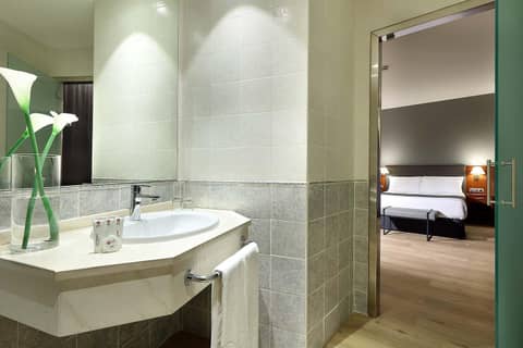 Exe Isla Cartuja — bathroom