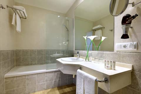 Exe Isla Cartuja — bathroom