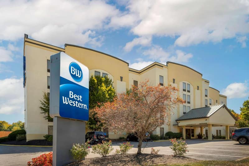 Best Western Louisville East Inn & Suites — building