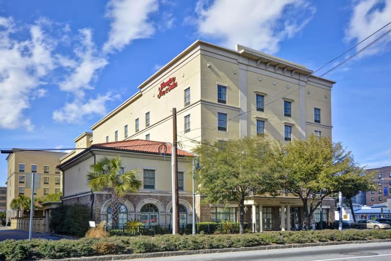 Hampton Inn & Suites Savannah Historic District — building