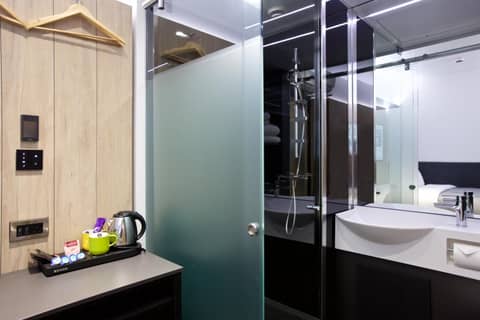 The Z Hotel Tottenham Court Road — bathroom