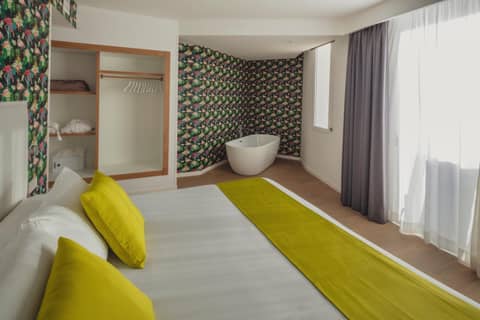 Flamingo Beach Mate — hotel room