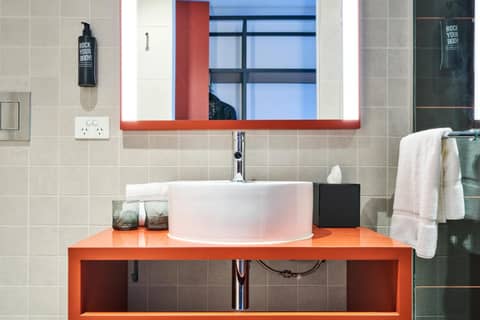 ibis Styles Melbourne Airport — bathroom
