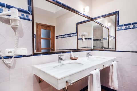 Casa Palacio Pilar del Toro — bathroom