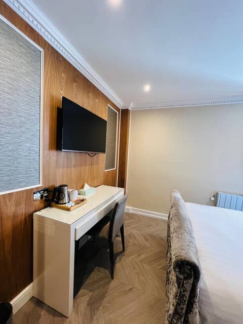 Cheshire Hotel Central London — hotel room