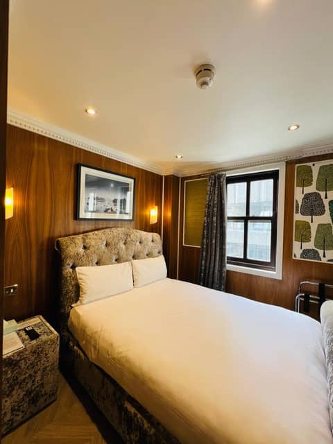 Cheshire Hotel Central London — hotel room
