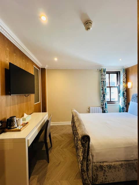 Cheshire Hotel Central London — hotel room