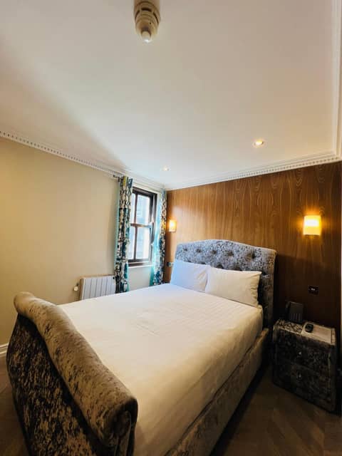 Cheshire Hotel Central London — hotel room