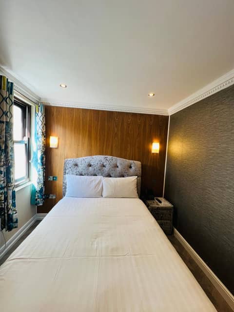Cheshire Hotel Central London — hotel room