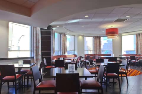 Hampton Inn & Suites Columbus-Downtown, Ohio — photo 8