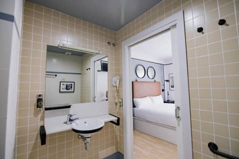 The Little Corner B&B — bathroom