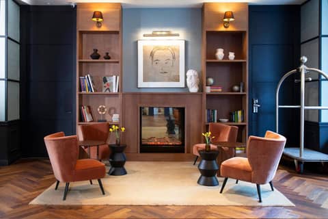 H10 London Waterloo — living room