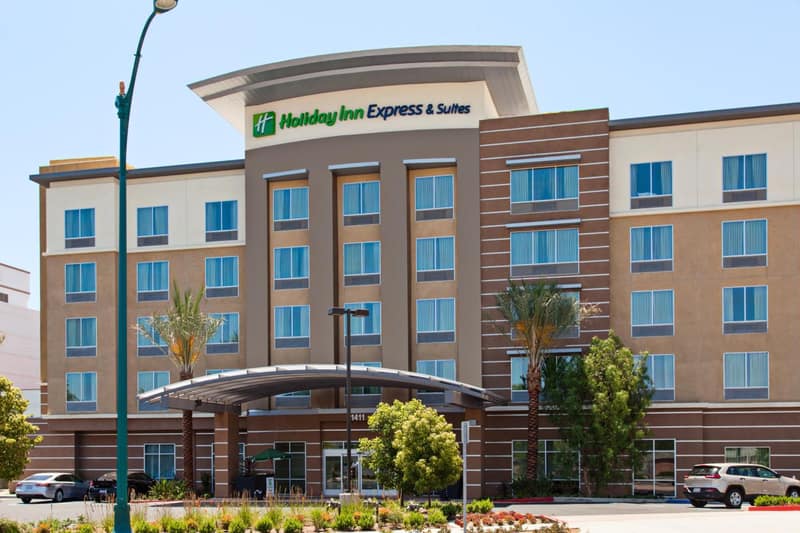 Holiday Inn Express & Suites Anaheim Resort Area by IHG — building