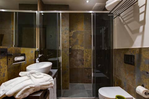 Solo Experience Hotel — bathroom