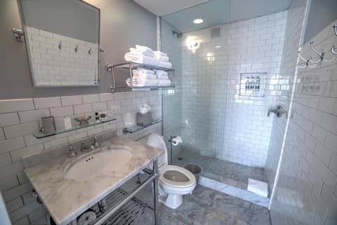 Q&C Hotel and Bar New Orleans, Autograph Collection — bathroom