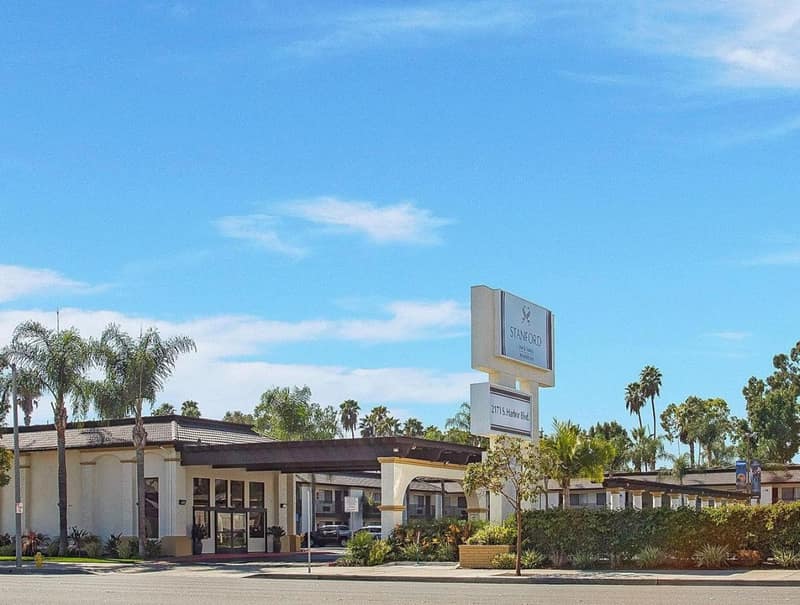Stanford Inn & Suites Anaheim — building