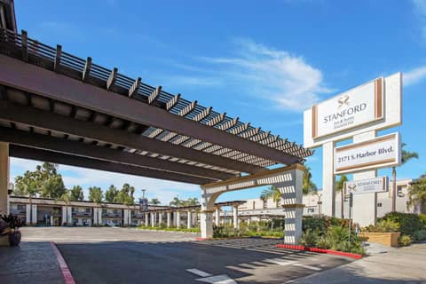 Stanford Inn & Suites Anaheim — parking
