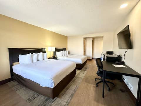Stanford Inn & Suites Anaheim — hotel room