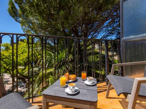 Mercure Marseille Centre Bompard La Corniche — balance & terrace