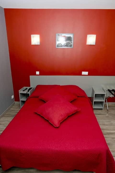 Hipotel Paris Voltaire Bastille — hotel room