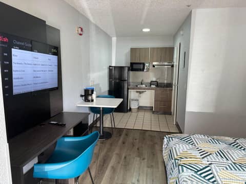 Studio 6 Extended Stay - West Palm Beach, FL — hotel room