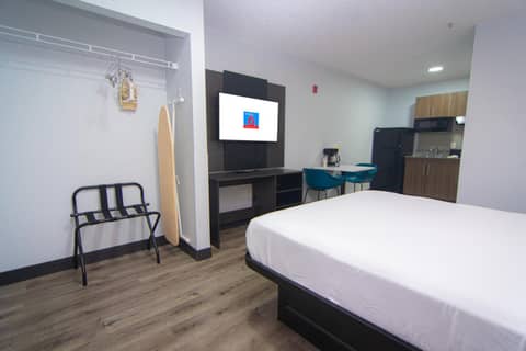 Studio 6 Extended Stay - West Palm Beach, FL — hotel room