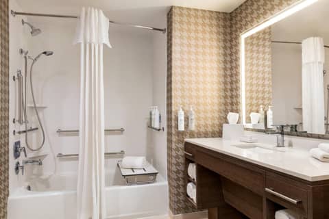 Home2 Suites By Hilton Milwaukee West — photo 2