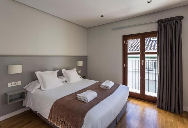 Mon Suites Catedral — hotel room