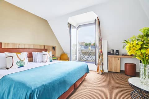 Plaza Tour Eiffel — hotel room