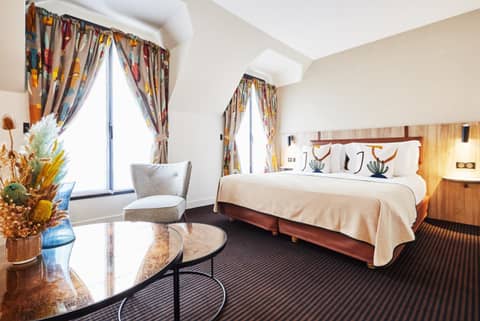Plaza Tour Eiffel — hotel room