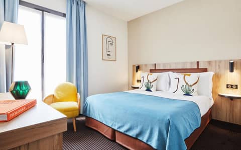 Plaza Tour Eiffel — hotel room