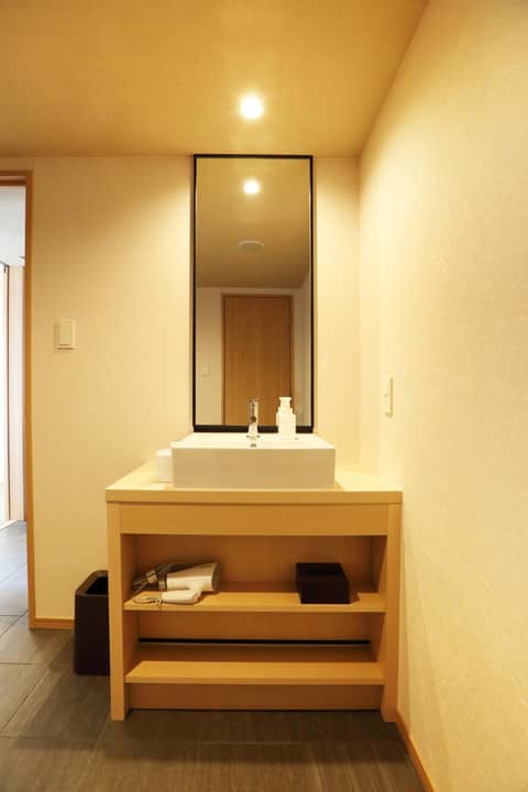Henn na Hotel Premier Kyoto Gojo Karasuma -Formerly Watermark Hotel Kyoto- — bathroom