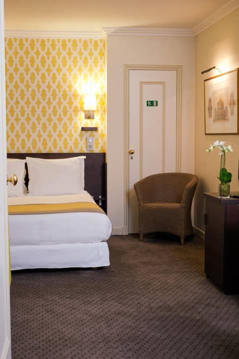 Hôtel Henri IV Rive Gauche — hotel room