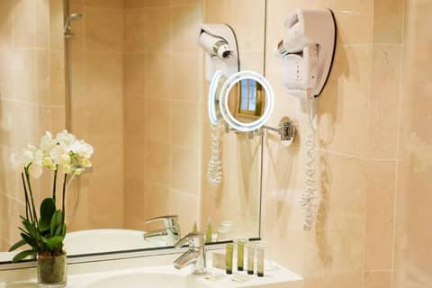 Hôtel Henri IV Rive Gauche — bathroom