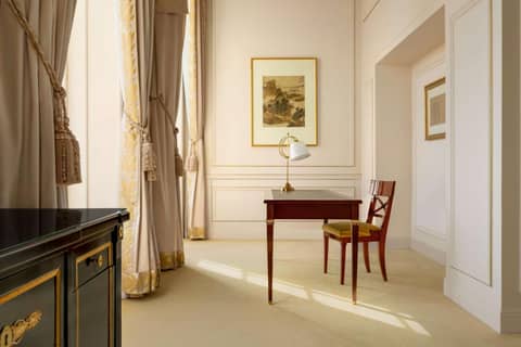 Shangri-La Paris — hotel room