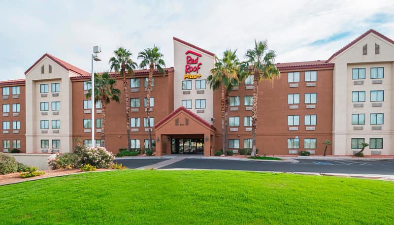 Red Roof Inn PLUS + Phoenix West — building