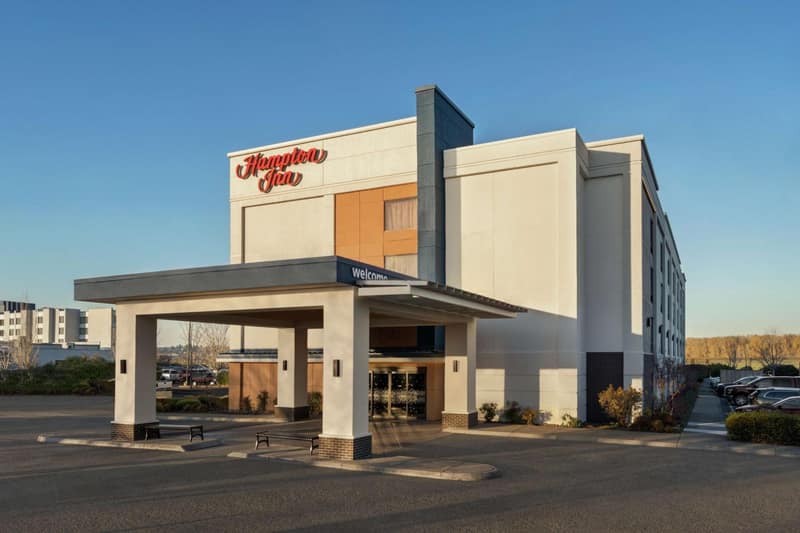 Hampton Inn Portland Airport — building