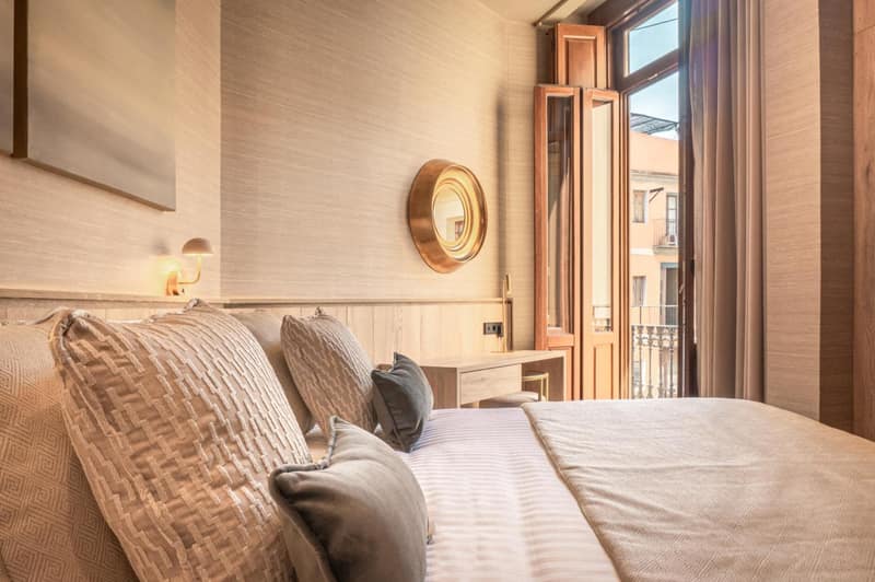 The Valentia Corretgería — hotel room