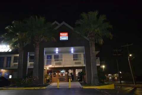 Travelodge by Wyndham San Antonio Lackland AFB North — photo 9