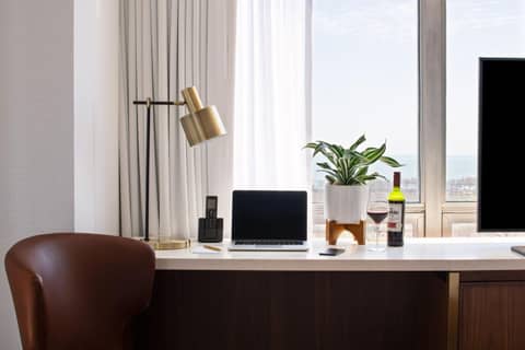 Le Meridien Essex Chicago — hotel room