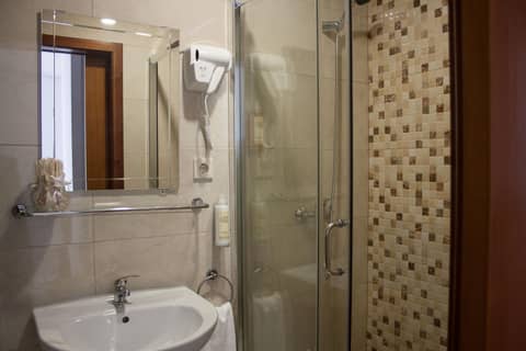 Nations Porto - Studios & Suites — bathroom