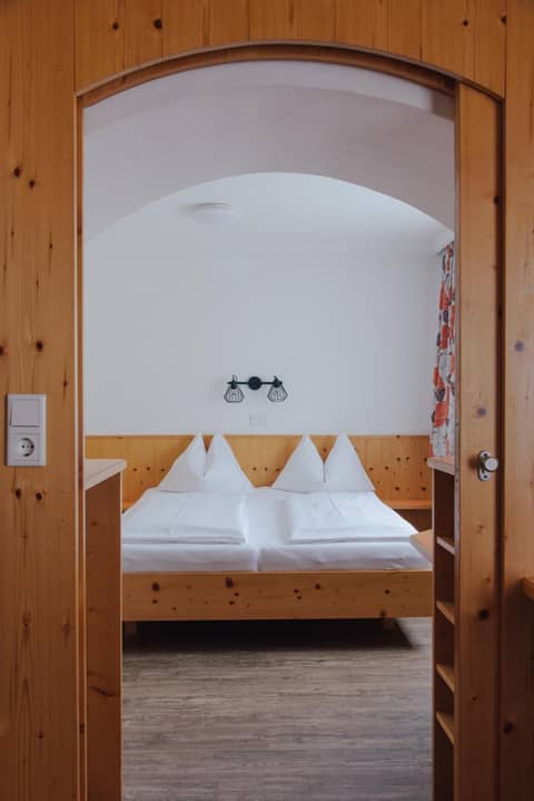 Hotel Drei Kreuz - Self Check In — hotel room