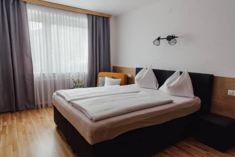 Hotel Drei Kreuz - Self Check In — hotel room