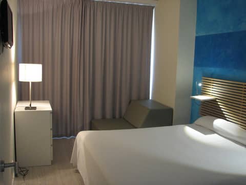 Apartamentos Recoletos — hotel room