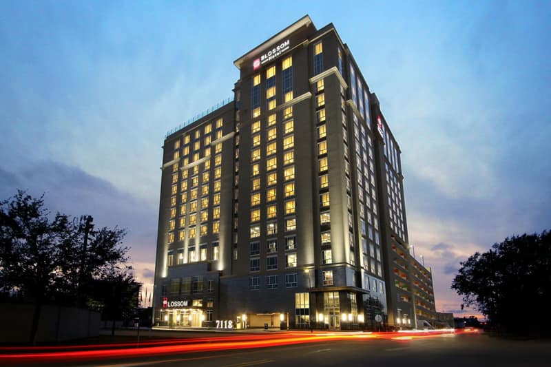 Blossom Hotel Houston, Curio Collection by Hilton — building