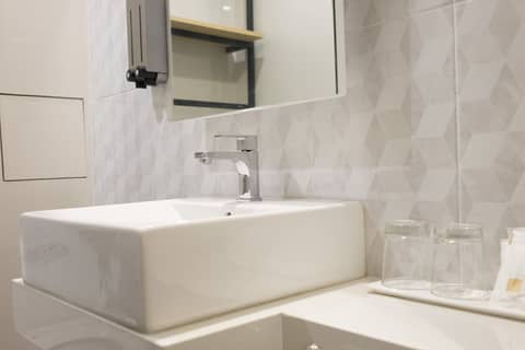 PJ Inn Pattaya — bathroom